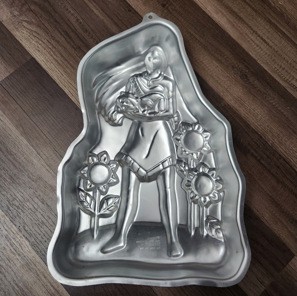 Wilton DISNEY 'POCAHONTAS'  VINTAGE ALUMINUM CAKE PAN OR MOLD 1995 - Picture 2 of 3